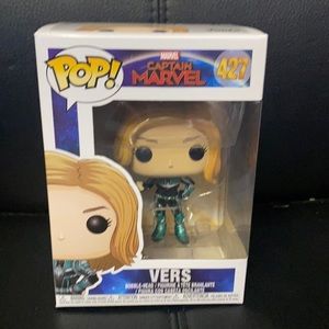 COPY - Captain Marvel Vers funko pop 427